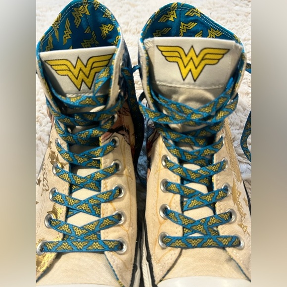 Wonder Woman Hi Top Converse - Picture 3 of 14